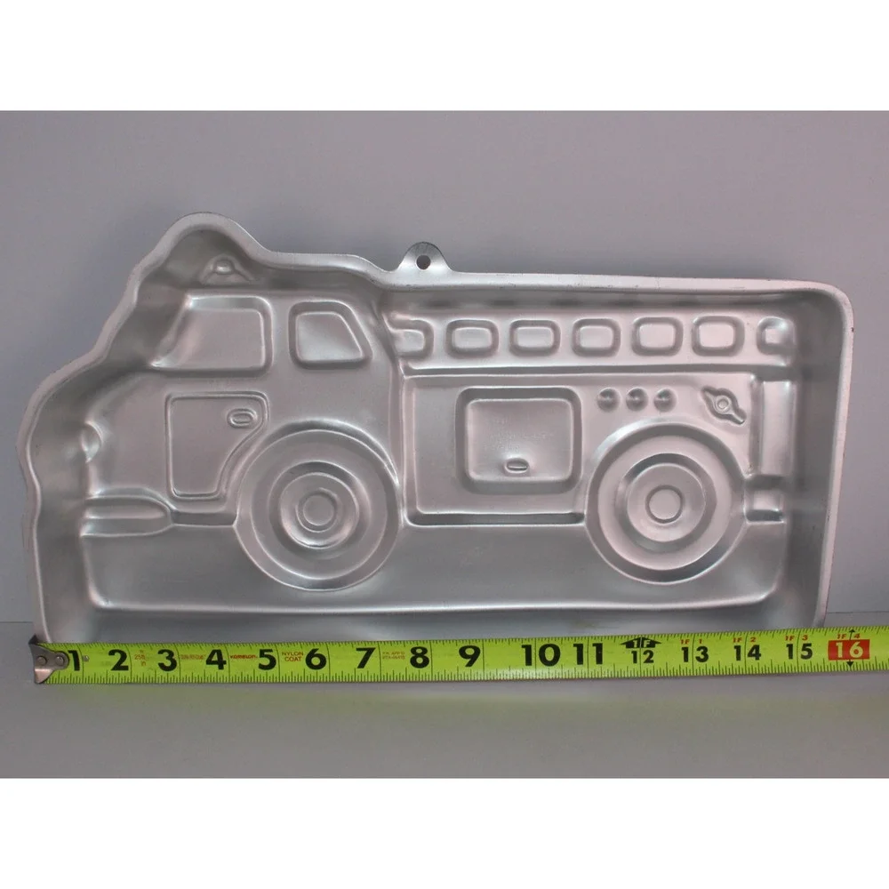 Vintage 1991 Wilton Fire Truck Engine Aluminum Cake Pan 2105-9110